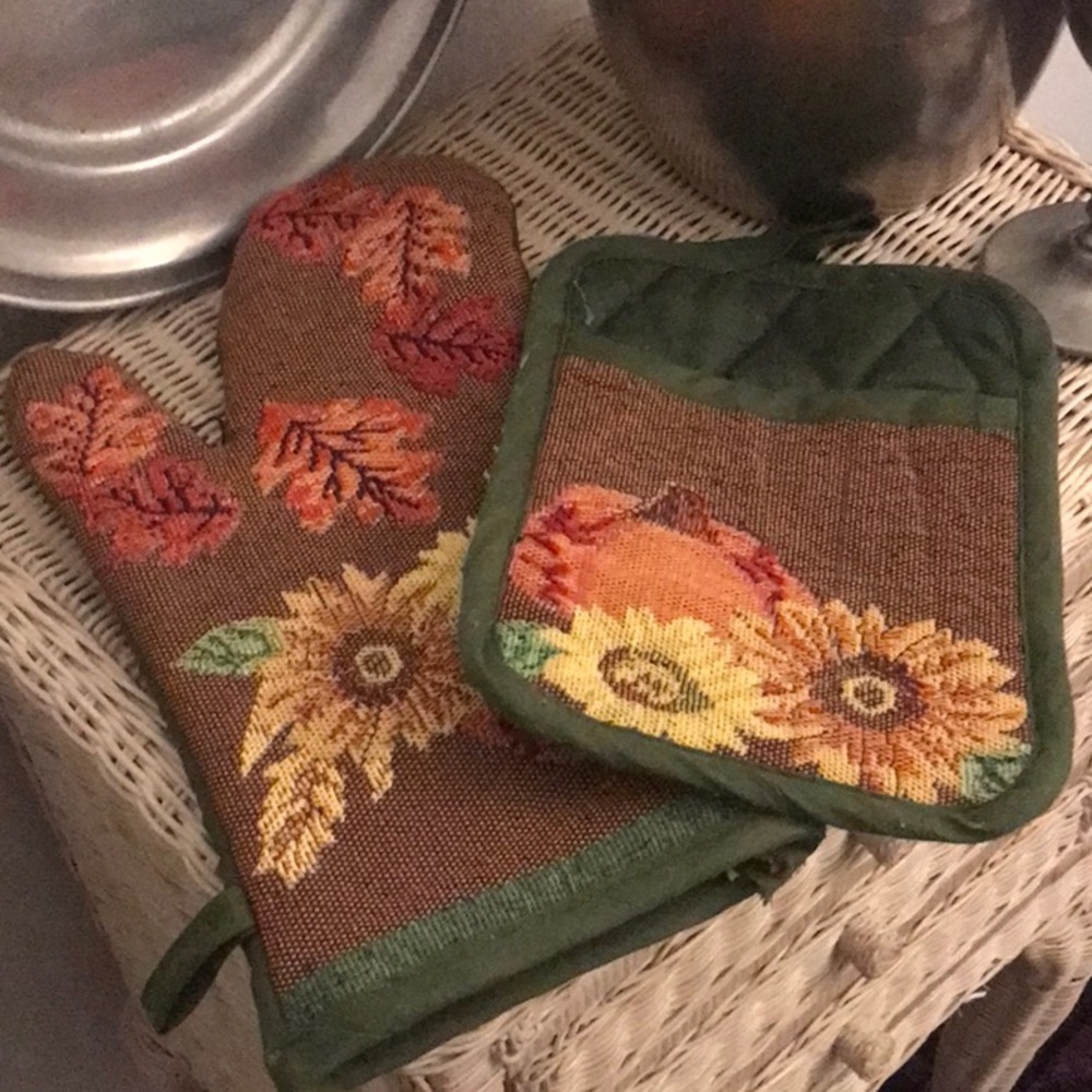 Nice large oven mitt and potholder set for fall.